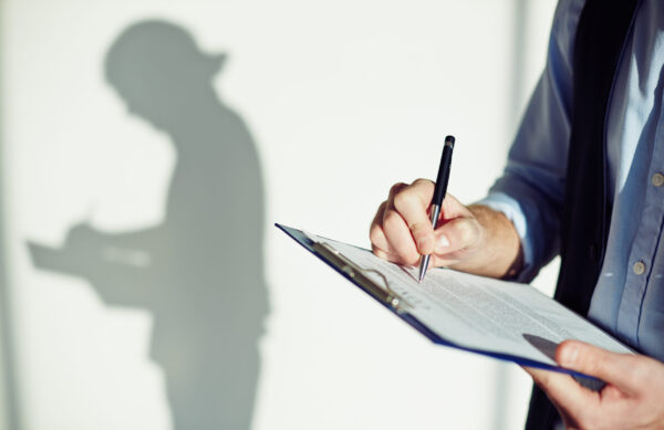 Ispettore durante una visita di ispezioni sicurezza sul lavoro