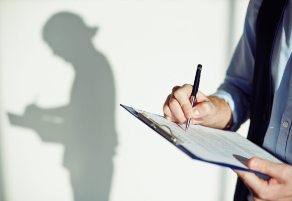 Ispettore durante una visita di ispezioni sicurezza sul lavoro
